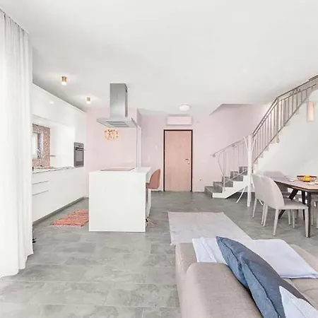 Gorgeous Home In Porec