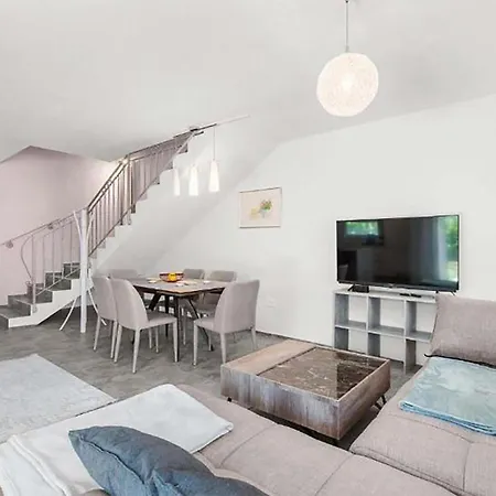 Gorgeous Home In Porec